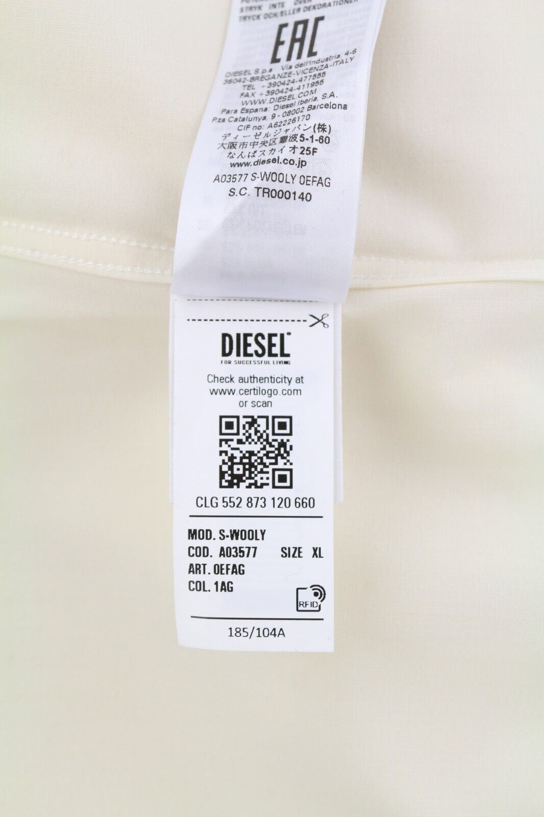 DIESEL S-Wooly vyriški marškinėliai XL dydžio vilnoniai marškinėliai su sagomis užsegamomis kišenėmis ir įpjauta apykakle. Rekomenduojama kaina – 195 €. 