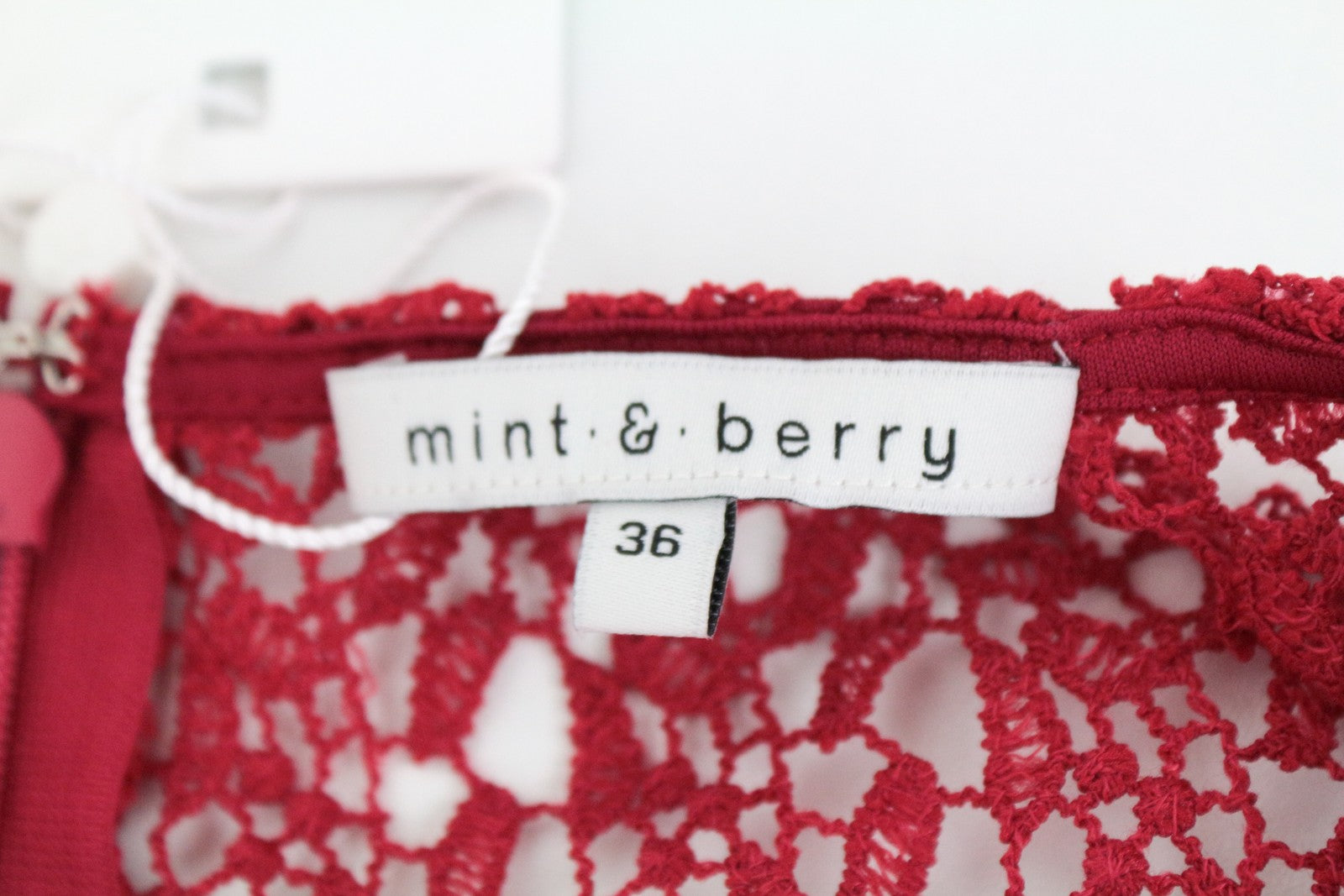 MINT &amp; BERRY moteriška suknelė UK8 raudona ilgomis rankovėmis, nėriniuota žemiau kelių, daugiasluoksnė 