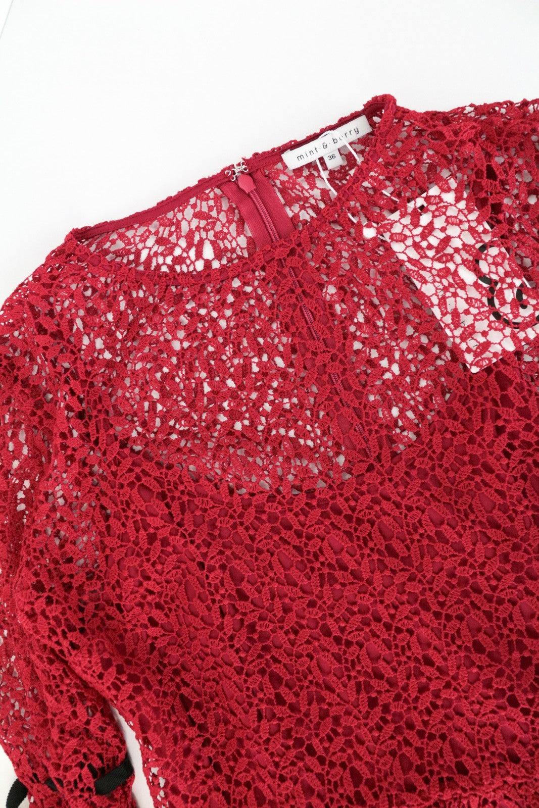 MINT &amp; BERRY moteriška suknelė UK8 raudona ilgomis rankovėmis, nėriniuota žemiau kelių, daugiasluoksnė 
