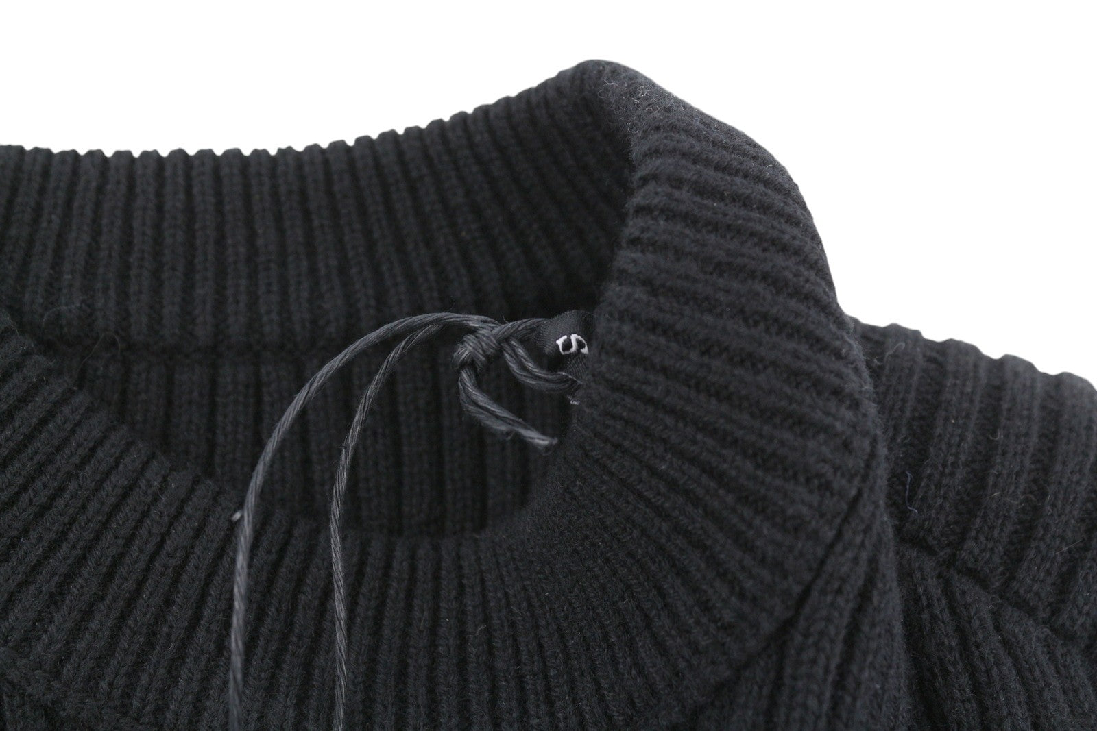 DIESEL M-Sylvania moteriškas megztinis S dydžio, juodas, vilnonis, megztas su diržu, iškirpte, rekomenduojama mažmeninė kaina – 195 € 