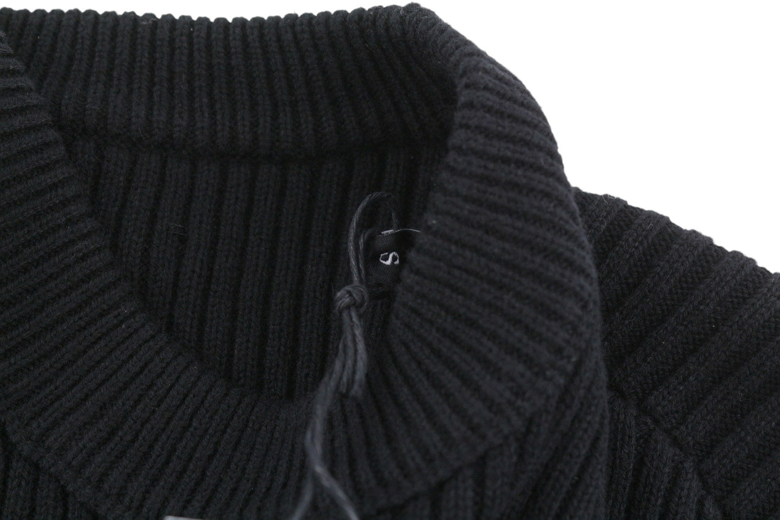 DIESEL M-Sylvania moteriškas megztinis S dydžio, juodas, vilnonis megztinis su diržu, iškirpte, rekomenduojama kaina – 195 € 