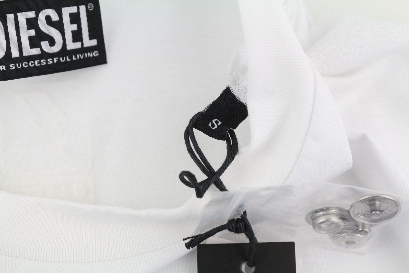DIESEL T-Haim vyriški marškinėliai S, balti, trikotažiniai, su užtiestu užtrauktuku, apvalia kaklo iškirpte, trumpomis rankovėmis 