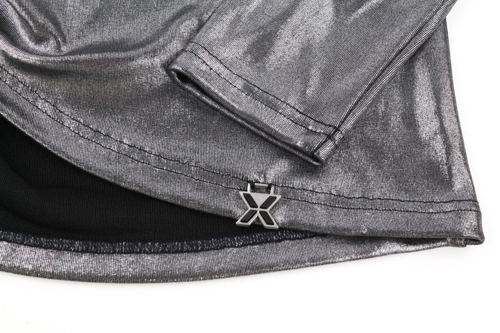 JOHN RICHMOND moteriškos klasikinės ~S suknelės su sidabrinėmis blizgiomis ilgomis rankovėmis, imitacine apykakle ir trumpais dydžiais 