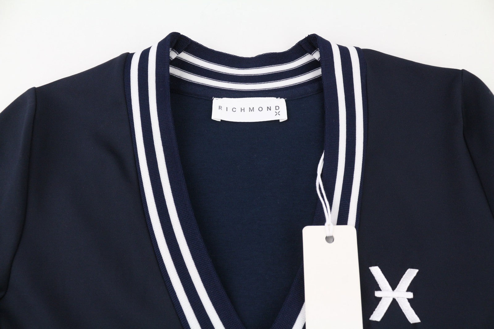 RICHMOND moteriškos klasikinės S dydžio tamsiai mėlynos ilgomis rankovėmis, perpjauta V formos iškirpte, prigludusi priekyje 