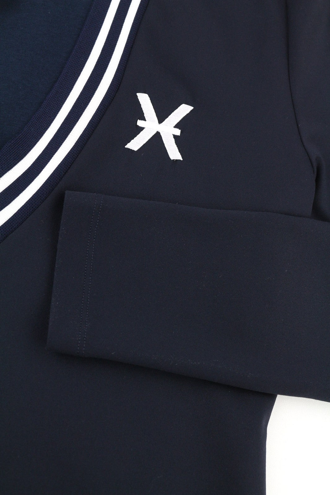 RICHMOND moteriškos klasikinės S dydžio tamsiai mėlynos ilgomis rankovėmis, perpjauta V formos iškirpte, prigludusi priekyje 