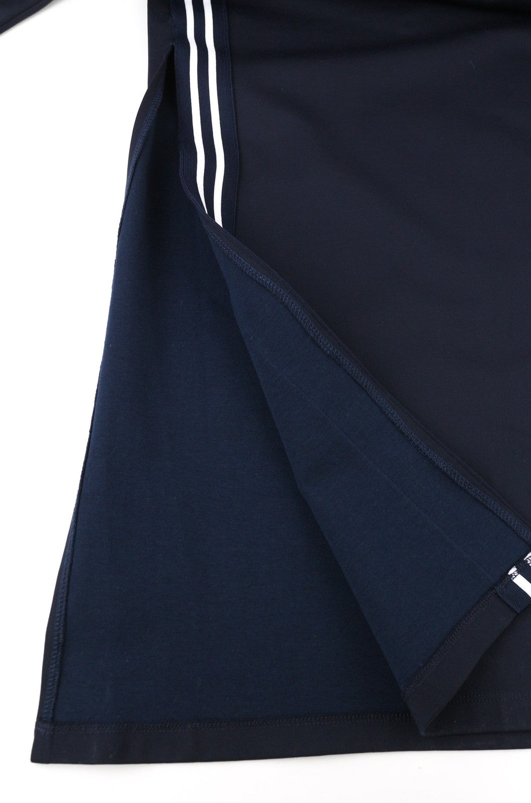 RICHMOND moteriškos klasikinės S dydžio tamsiai mėlynos ilgomis rankovėmis, perpjauta V formos iškirpte, prigludusi priekyje 