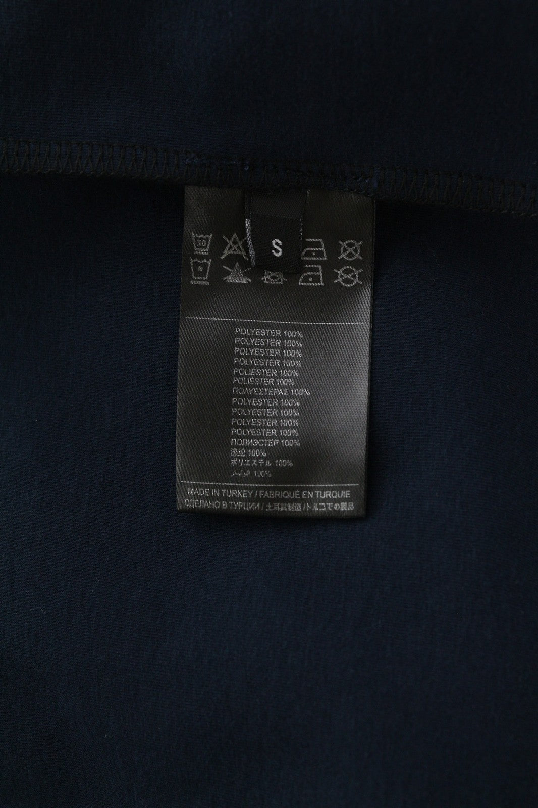 RICHMOND moteriškos klasikinės S dydžio tamsiai mėlynos ilgomis rankovėmis, perpjauta V formos iškirpte, prigludusi priekyje 