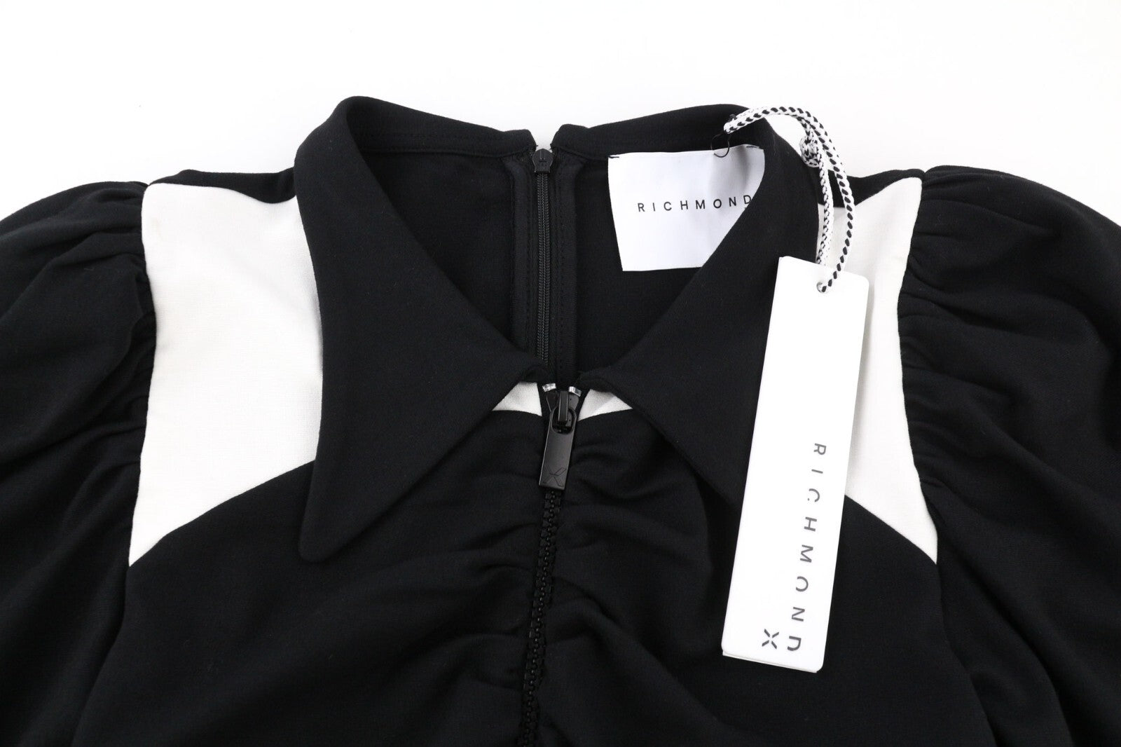JOHN RICHMOND moteriški klasikiniai S dydžio juodi pūsti ilgomis rankovėmis polo marškinėliai su raukiniais, užtrauktuku ir mini dydžio marškinėliai 