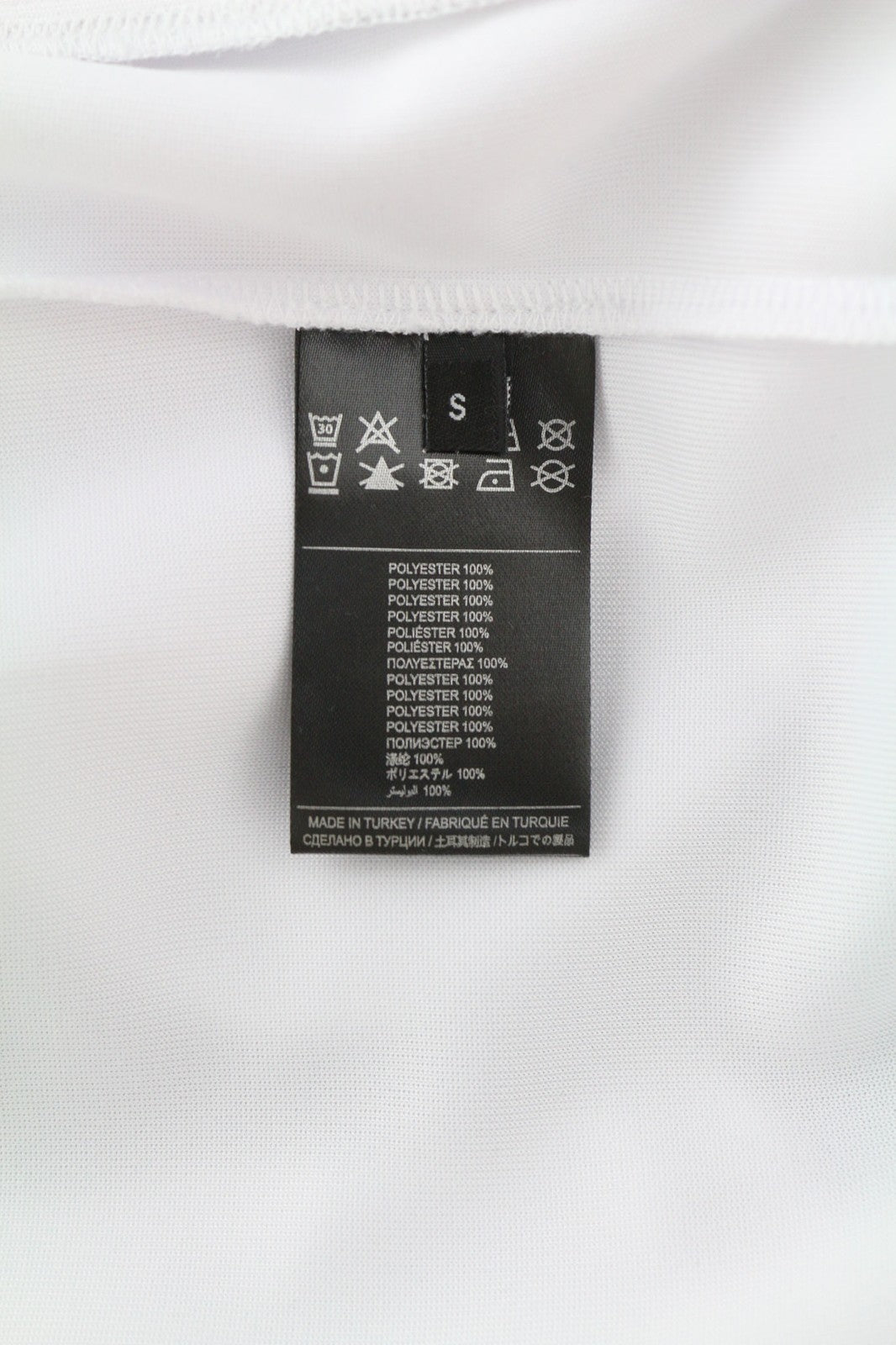 JOHN RICHMOND moteriškas violetinis ilgomis rankovėmis megztinis su užtrauktuku ir sijonu iki kelių.