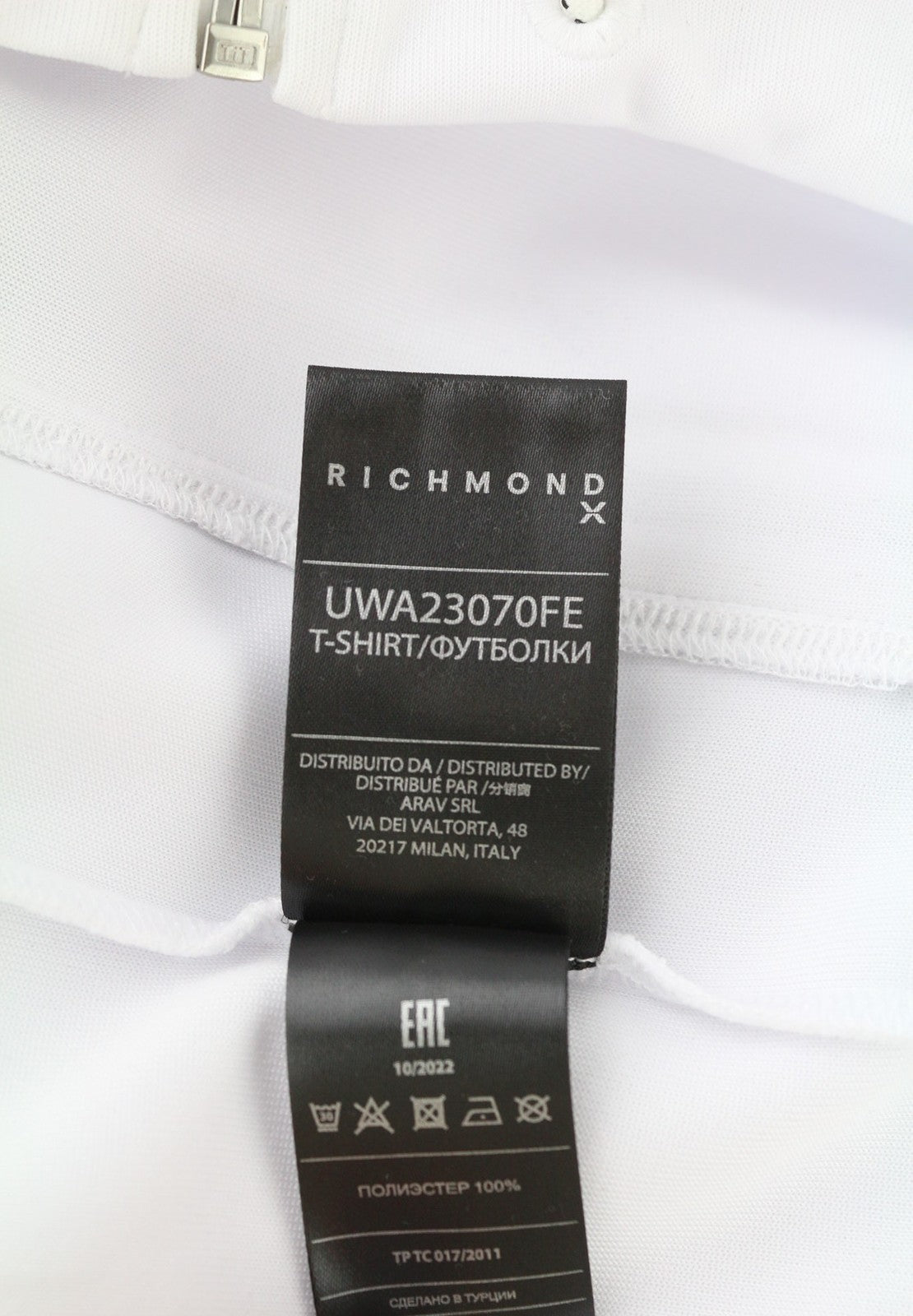 JOHN RICHMOND moteriškas violetinis ilgomis rankovėmis megztinis su užtrauktuku ir sijonu iki kelių.