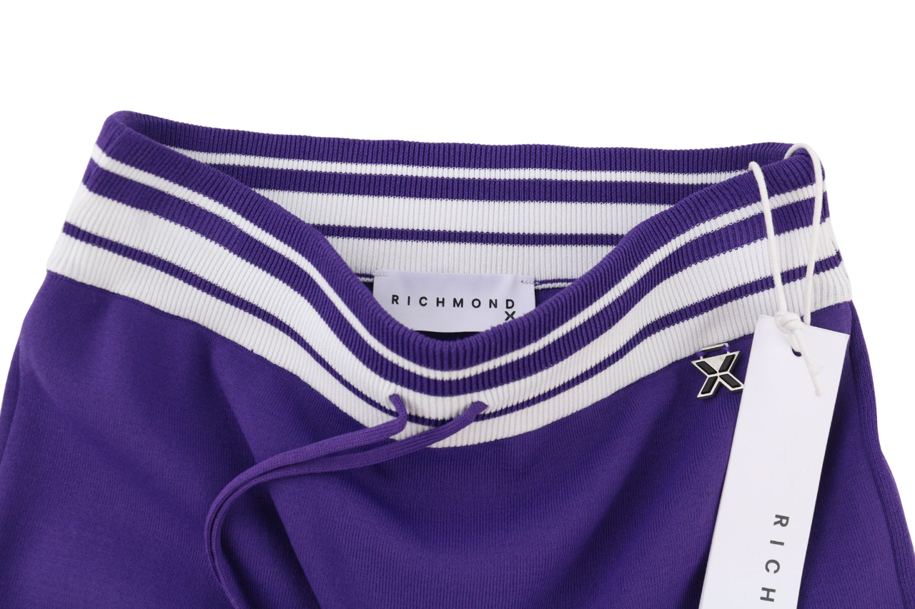 JOHN RICHMOND moteriškas violetinis ilgomis rankovėmis megztinis su užtrauktuku ir sijonu iki kelių.