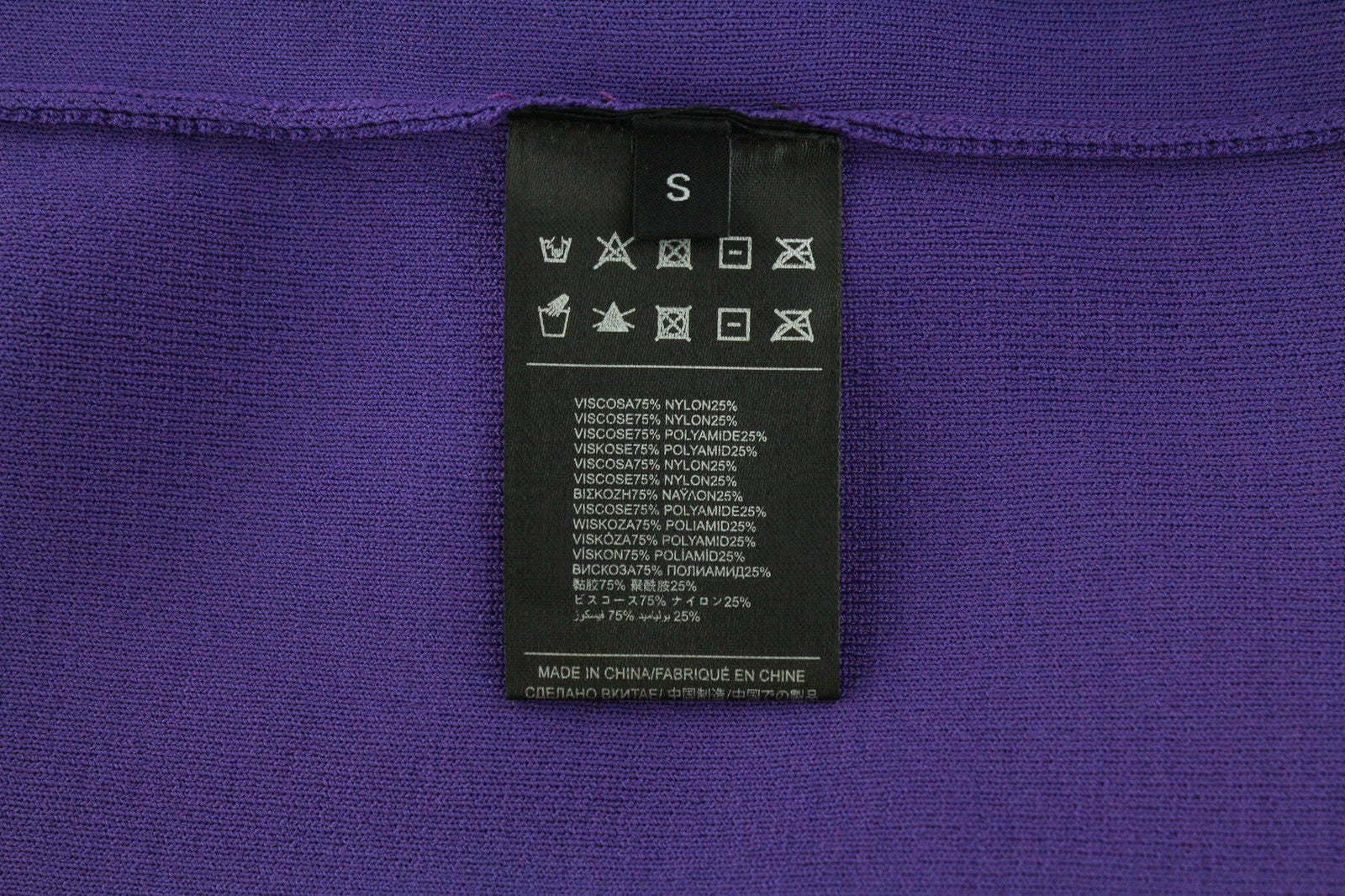 JOHN RICHMOND moteriškas violetinis ilgomis rankovėmis megztinis su užtrauktuku ir sijonu iki kelių.