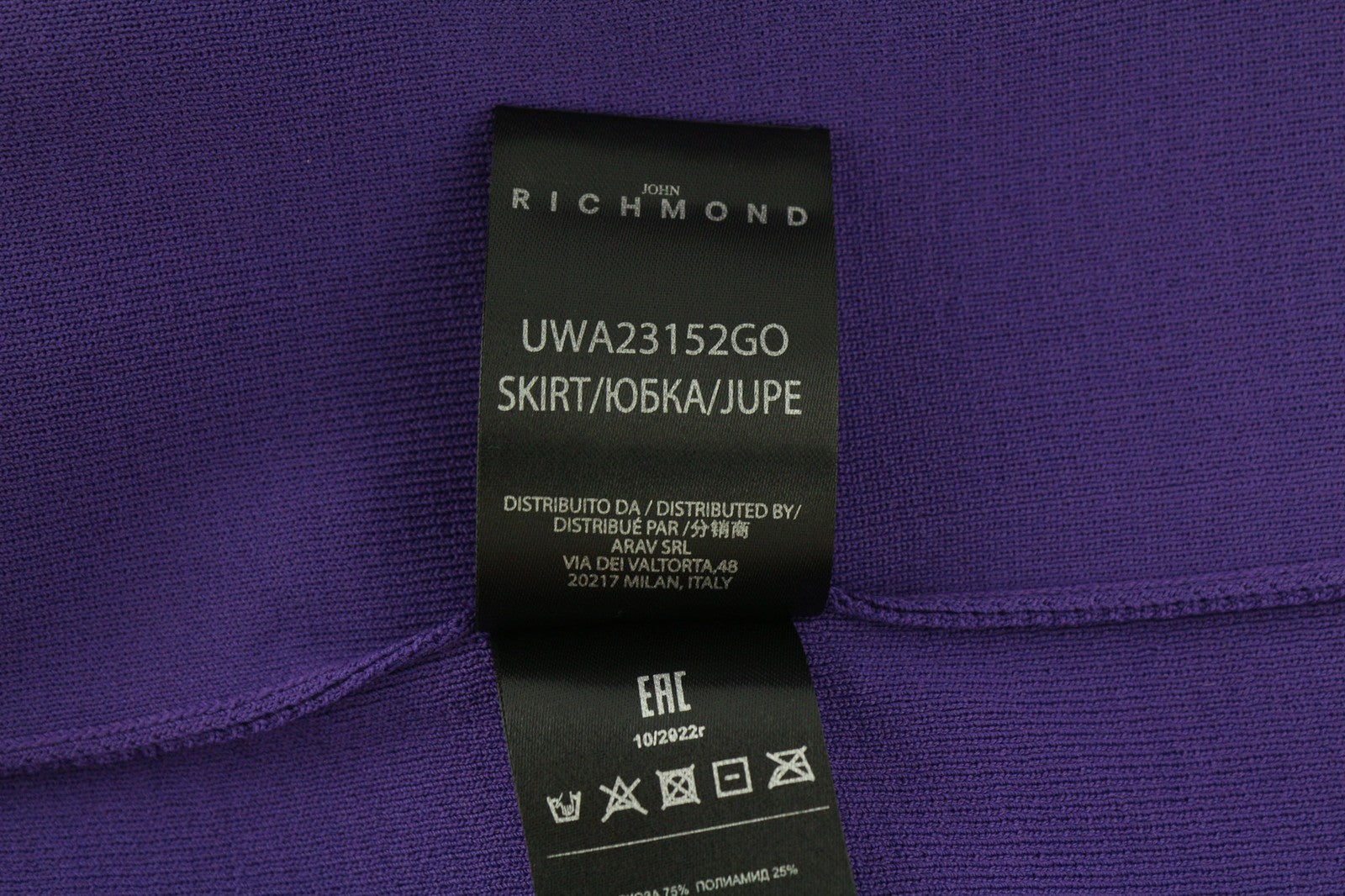 JOHN RICHMOND moteriškas violetinis ilgomis rankovėmis megztinis su užtrauktuku ir sijonu iki kelių.