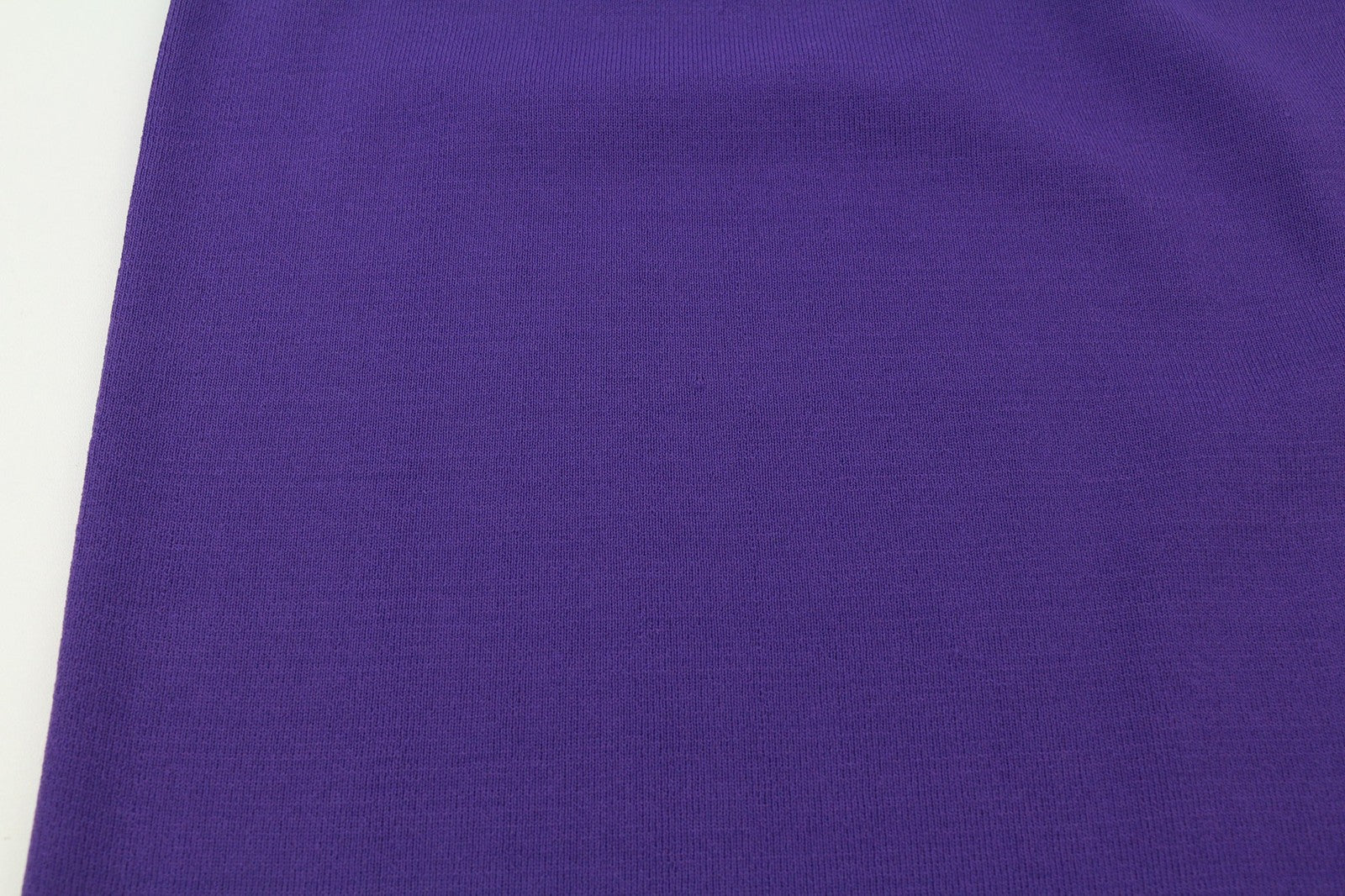 JOHN RICHMOND moteriškas violetinis ilgomis rankovėmis megztinis su užtrauktuku ir sijonu iki kelių.