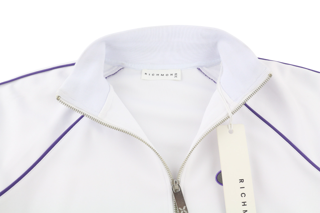 JOHN RICHMOND moteriškas violetinis ilgomis rankovėmis megztinis su užtrauktuku ir sijonu iki kelių.