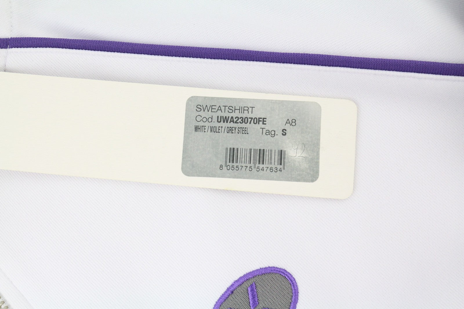 JOHN RICHMOND moteriškas violetinis ilgomis rankovėmis megztinis su užtrauktuku ir sijonu iki kelių.