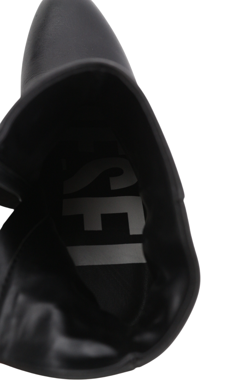 DIESEL Jaynet MAB moteriški aulinukai, juodi, odiniai, 38 dydžio, su užtrauktuku ir migdolų nosele. Rekomenduojama kaina – 290 €. 