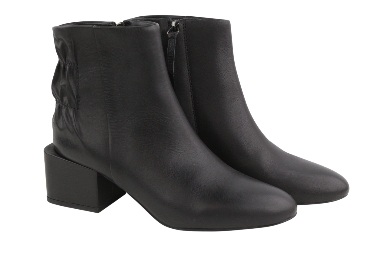 DIESEL Jaynet MAB moteriški aulinukai, juodi, odiniai, 38 dydžio, su užtrauktuku ir migdolų nosele. Rekomenduojama kaina – 290 €. 