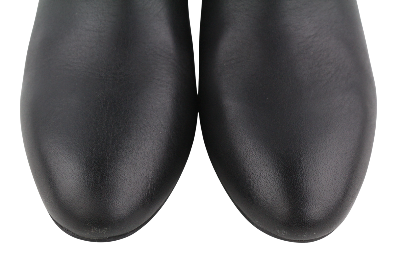 DIESEL Jaynet MAB moteriški aulinukai, juodi, odiniai, 38 dydžio, su užtrauktuku ir migdolų nosele. Rekomenduojama kaina – 290 €. 