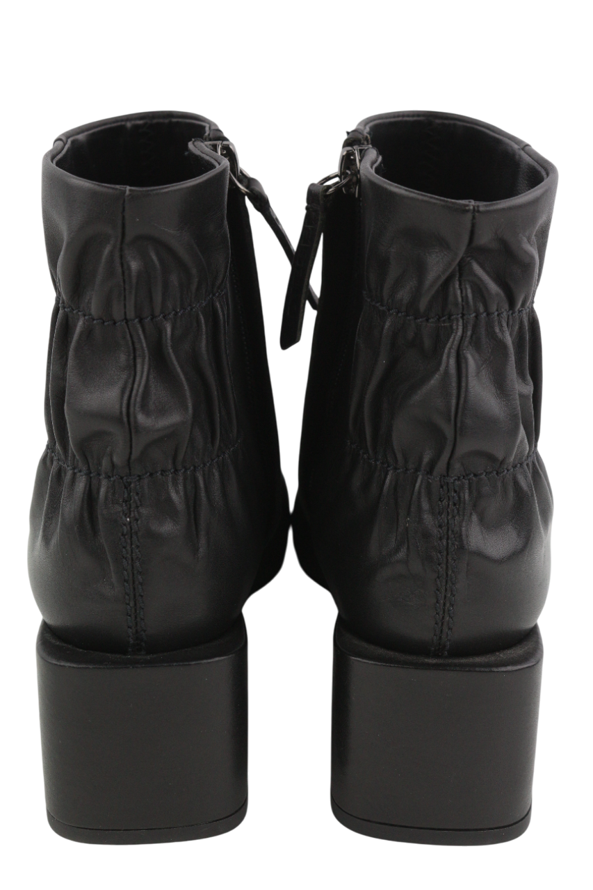 DIESEL Jaynet MAB moteriški aulinukai, juodi, odiniai, 38 dydžio, su užtrauktuku ir migdolų nosele. Rekomenduojama kaina – 290 €. 