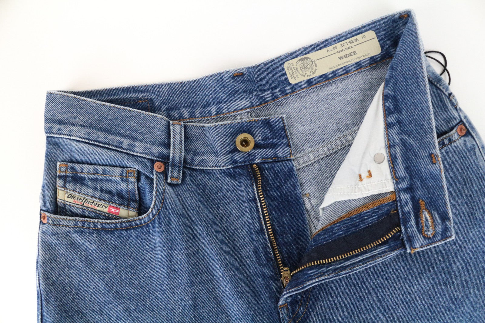 DIESEL Widee 0077V moteriški džinsai W26/L32 tiesūs mėlyni aukštu juosmeniu medvilniniai džinsai 