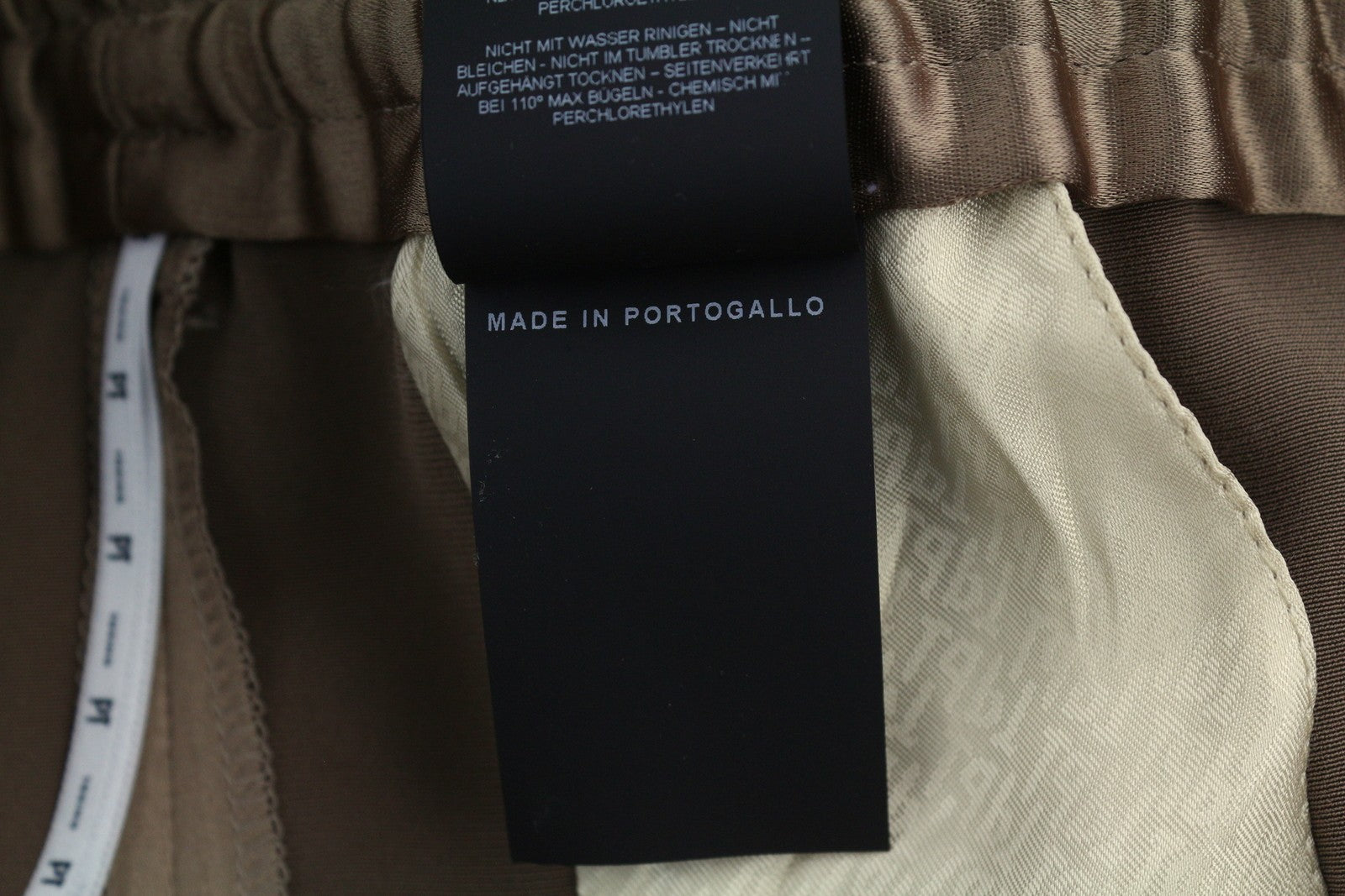 PT TORINO Lydia moteriškos kelnės, 44, rudos, blizgios, tamprios juosmens, platėjančios kišenės kojose. 