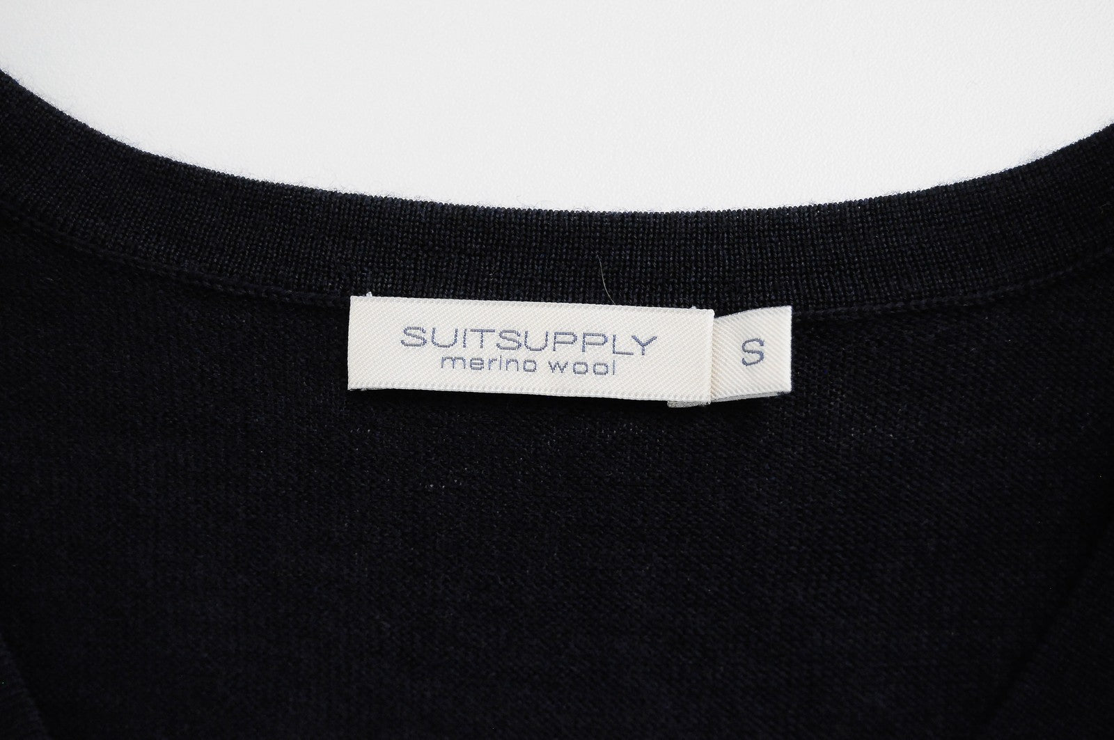 „SUITSUPPLY“ vyriškas merino vilnos megztinis su V formos iškirpte, tamsiai mėlynas, lengvas megztinis 