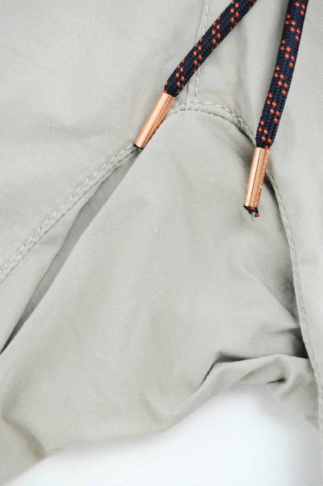 SCOTCH &amp; SODA Couture W28 pilki vyriški krovininiai šortai su keliomis kišenėmis ir tampriais gobtuvais 