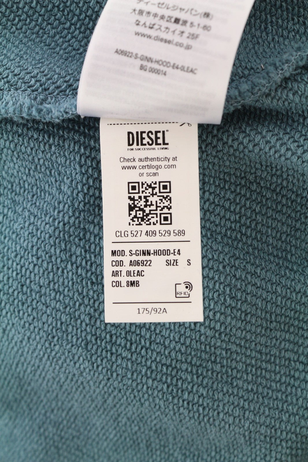 DIESEL S-Ginn-Hood vyriškas džemperis su gobtuvu S, mėlynas, su gobtuvu ir kengūros dirželiais, rekomenduojama kaina – 175 € 