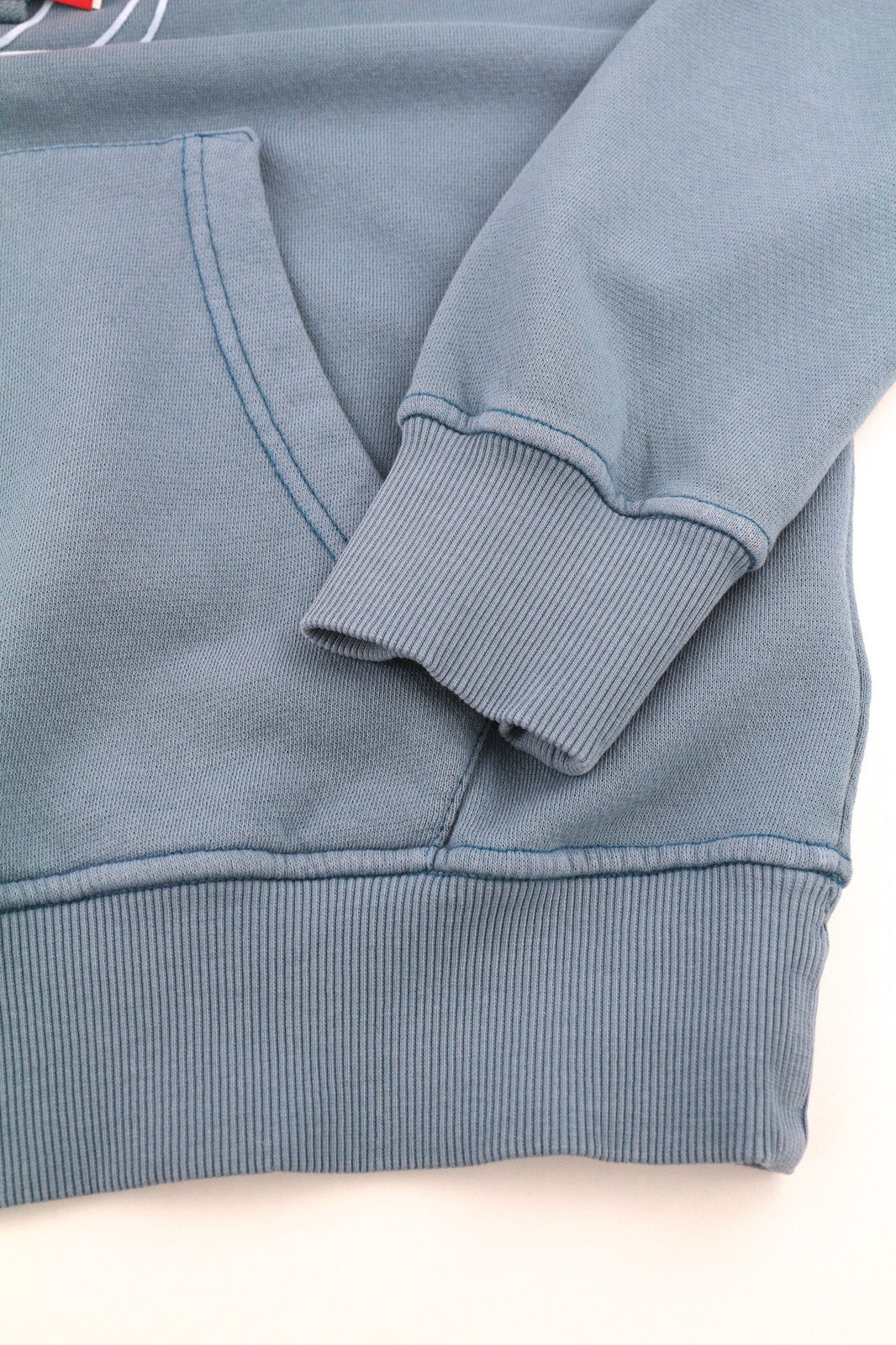 DIESEL S-Ginn-Hood vyriškas džemperis su gobtuvu S, mėlynas, su gobtuvu ir kengūros dirželiais, rekomenduojama kaina – 175 € 