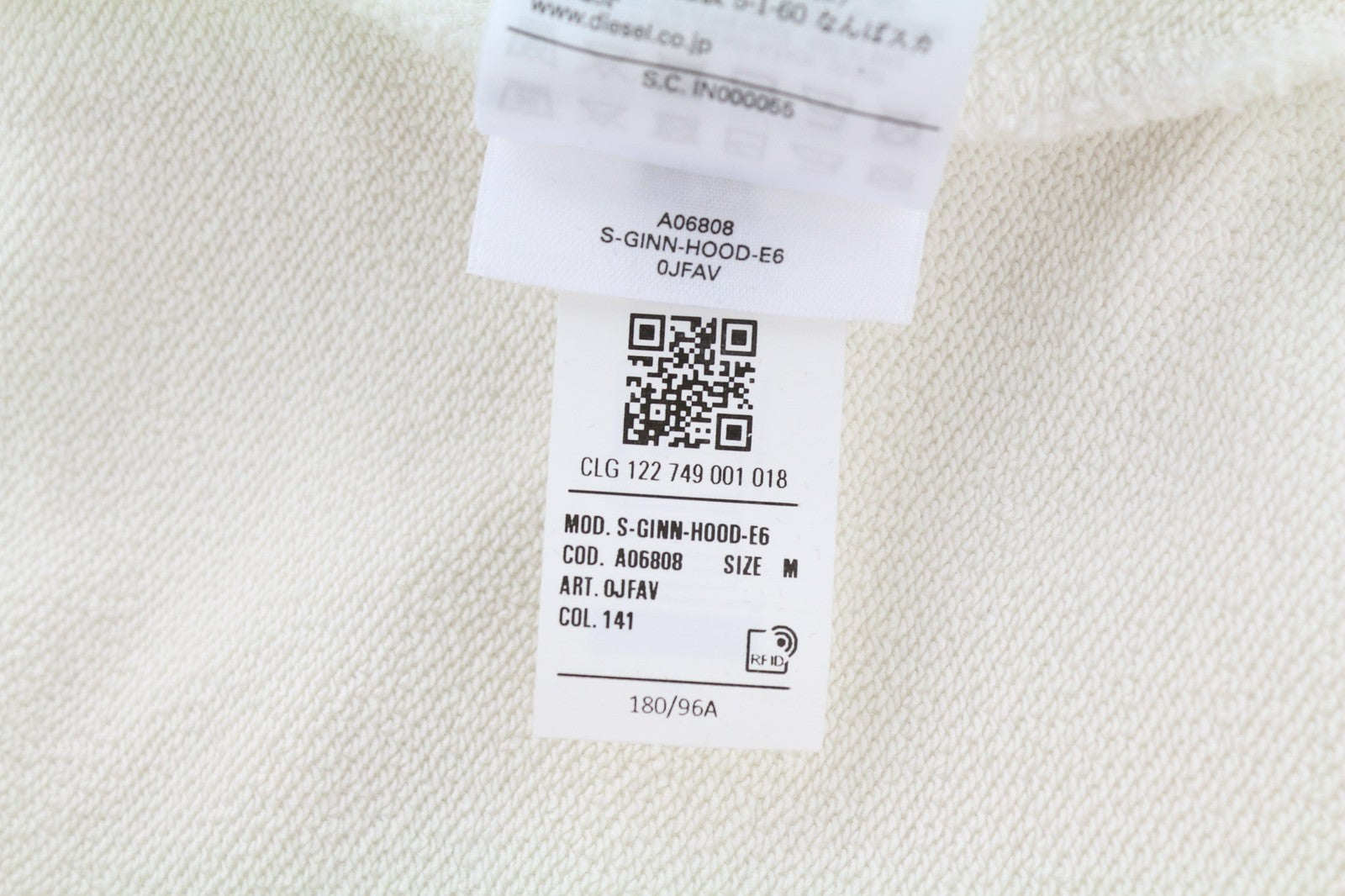 DIESEL S-Ginn-Hood vyriškas džemperis su gobtuvu M, smėlio spalvos, su kengūros dirželiais, rekomenduojama kaina – 175 € 