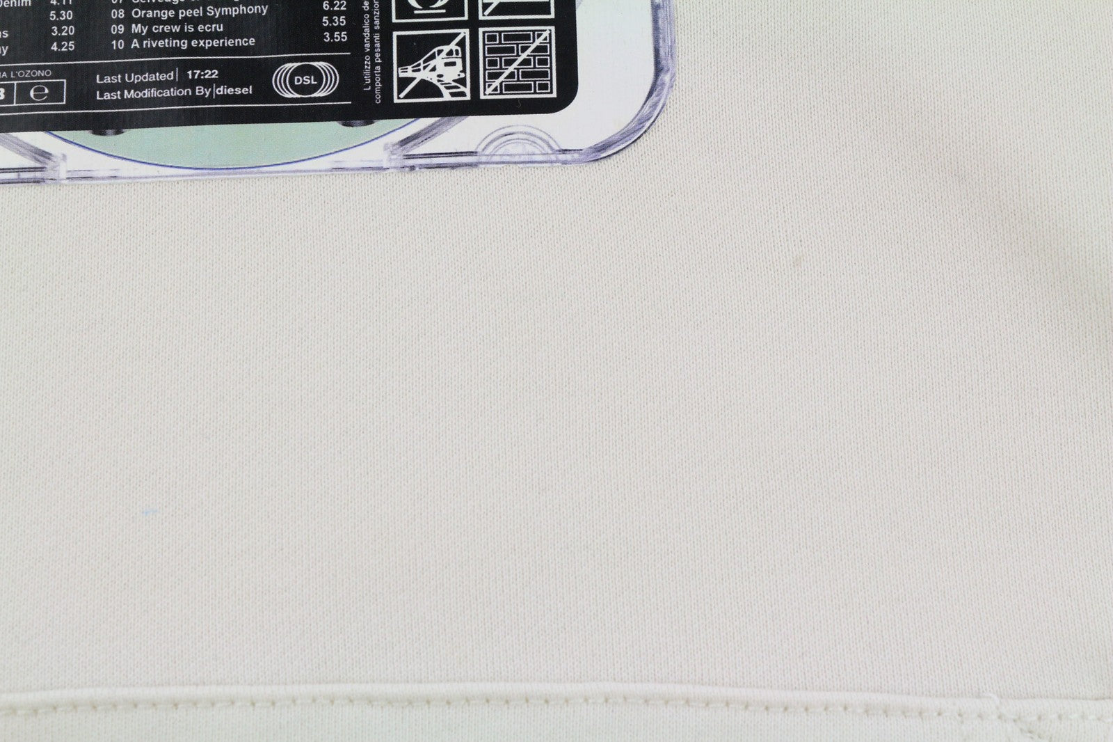 DIESEL S-Ginn-Hood vyriškas džemperis su gobtuvu M, smėlio spalvos, su kengūros dirželiais, rekomenduojama kaina – 175 € 