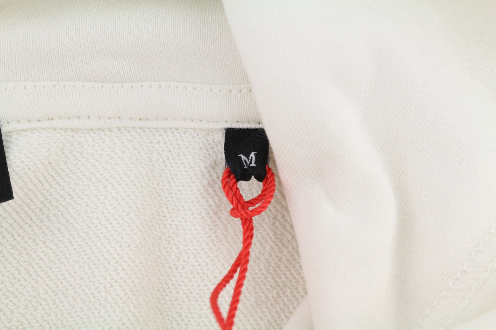 DIESEL S-Ginn-Hood vyriškas džemperis su gobtuvu M, smėlio spalvos, su kengūros dirželiais, rekomenduojama kaina – 175 € 