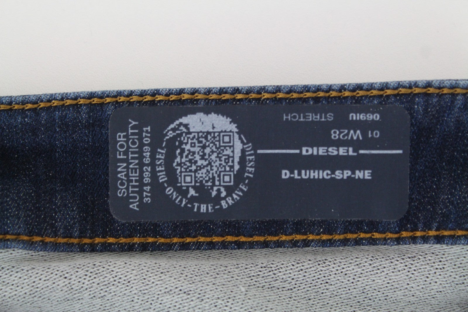 DIESEL D-Luhic-SP-NE 069IU vyriški W28 Jogg džinsai su tampriu, kontrastingu audiniu ir siaurėjančiomis detalėmis 