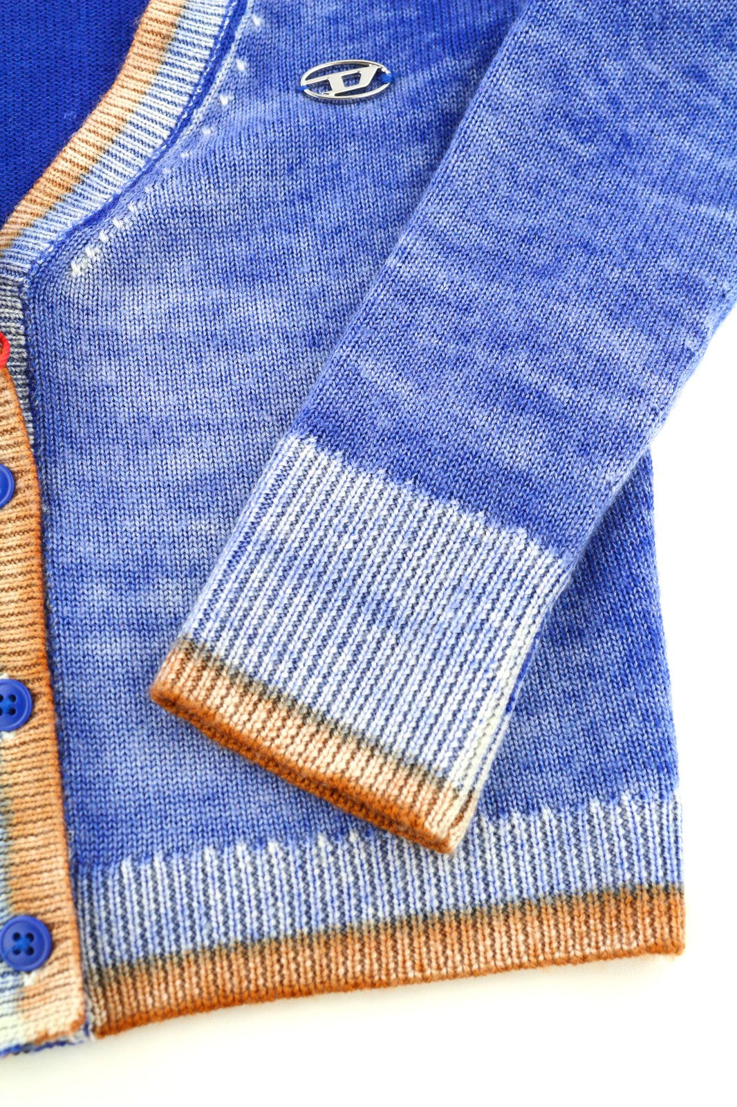 DIESEL M-Arika moteriškas megztinis S dydžio, skalbtos mėlynos spalvos, vilnonis megztinis su sagomis, V formos iškirpte, rekomenduojama kaina – 299 € 