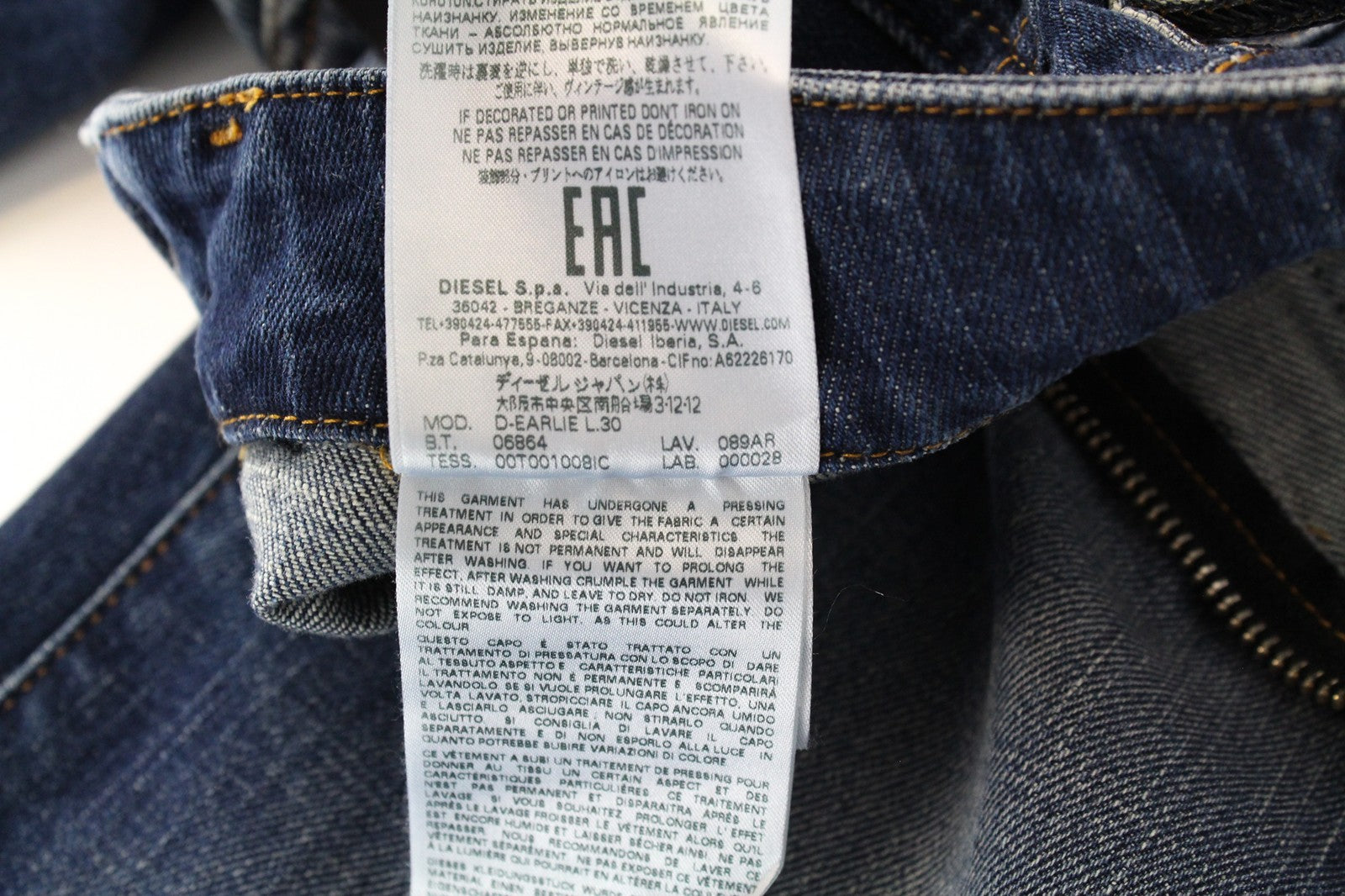 DIESEL D-Earlie 089AR W25/L30 moteriški džinsai su apnašomis, aukštu liemeniu ir užtrauktuku. 