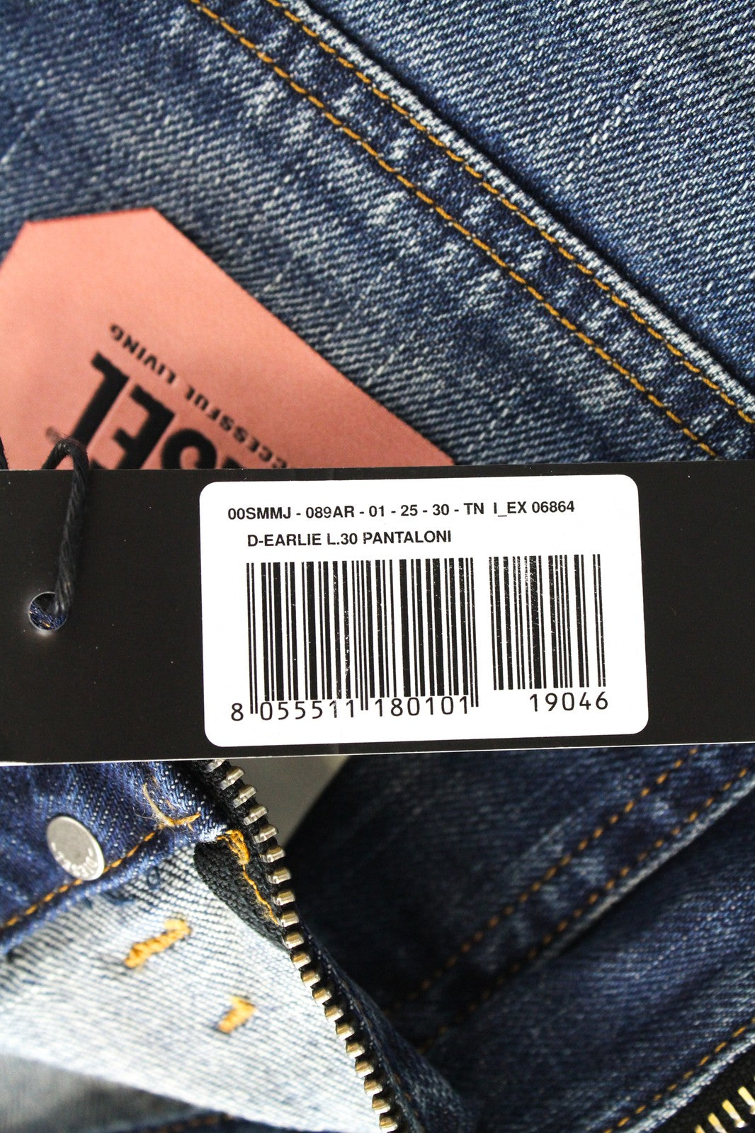 DIESEL D-Earlie 089AR W25/L30 moteriški džinsai su apnašomis, aukštu liemeniu ir užtrauktuku. 