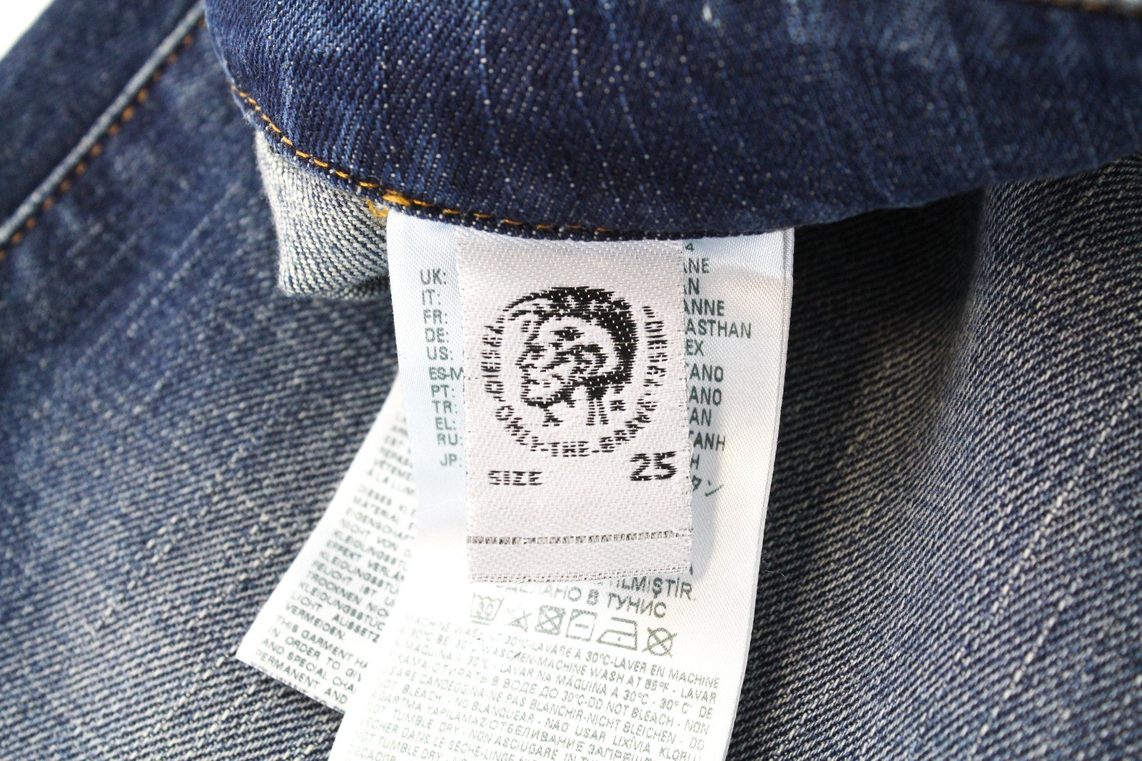 DIESEL D-Earlie 089AR W25/L30 moteriški džinsai su apnašomis, aukštu liemeniu ir užtrauktuku. 