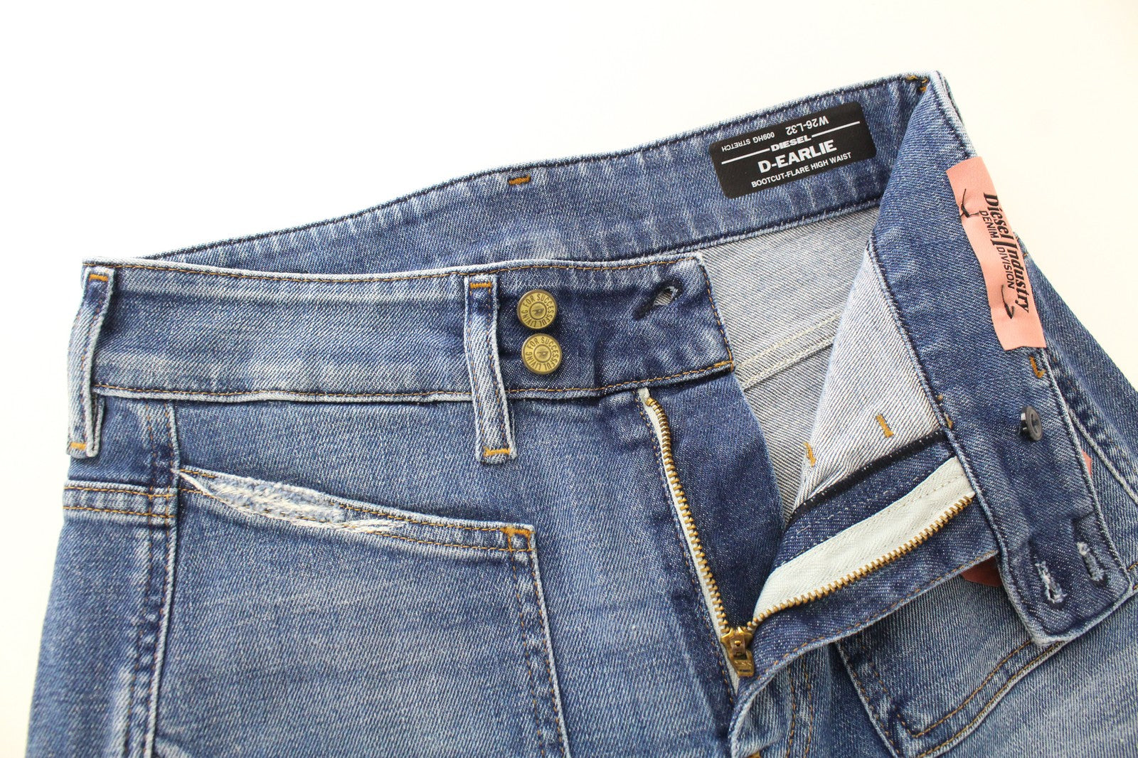 DIESEL D-Earlie 009HG W26/L32 moteriški džinsai su platėjančiomis iškirptėmis, aukštu liemeniu, išblukinti. 