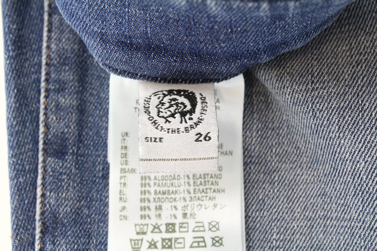 DIESEL D-Earlie 009HG W26/L32 moteriški džinsai su platėjančiomis iškirptėmis, aukštu liemeniu, išblukinti. 