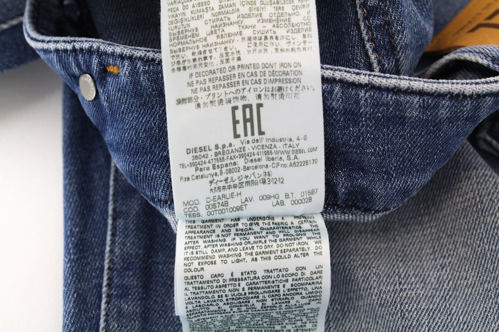 DIESEL D-Earlie 009HG W26/L32 moteriški džinsai su platėjančiomis iškirptėmis, aukštu liemeniu, išblukinti. 