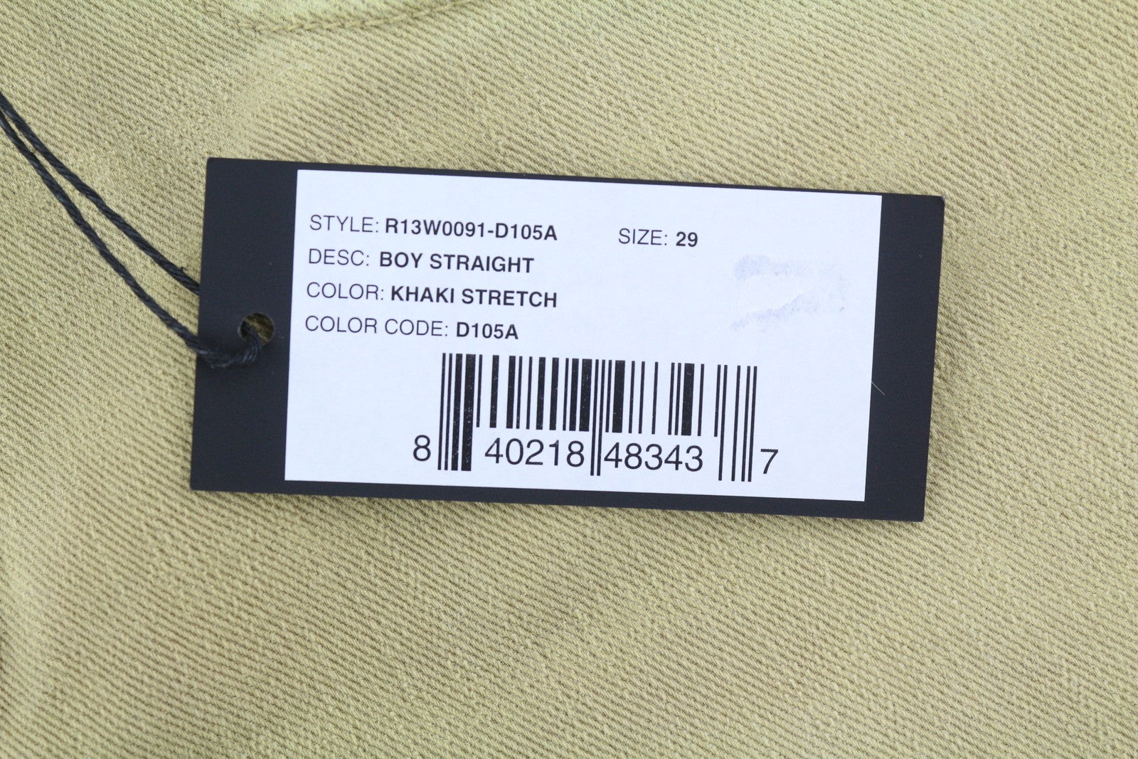 R13 berniukiški tiesūs moteriški džinsai, 29 m. skalbti chaki spalvos, tamprūs iki kulkšnių, rekomenduojama kaina – 645 € 