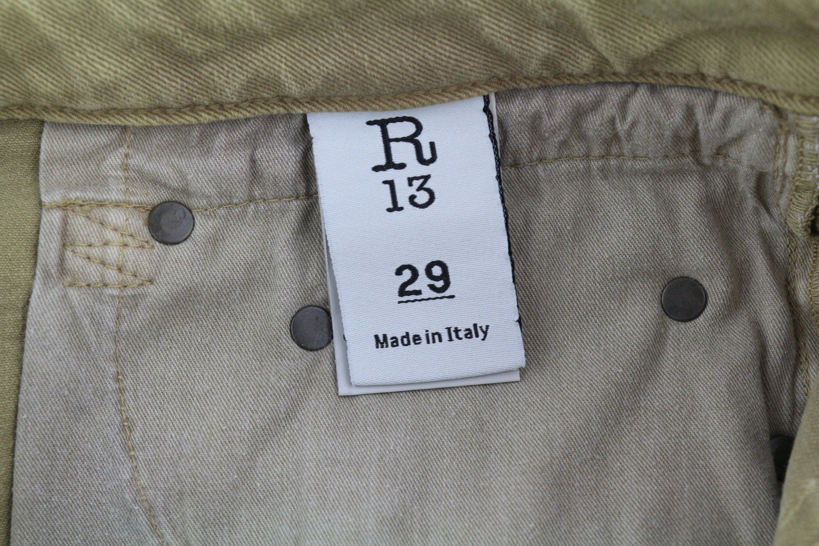 R13 berniukiški tiesūs moteriški džinsai, 29 m. skalbti chaki spalvos, tamprūs iki kulkšnių, rekomenduojama kaina – 645 € 