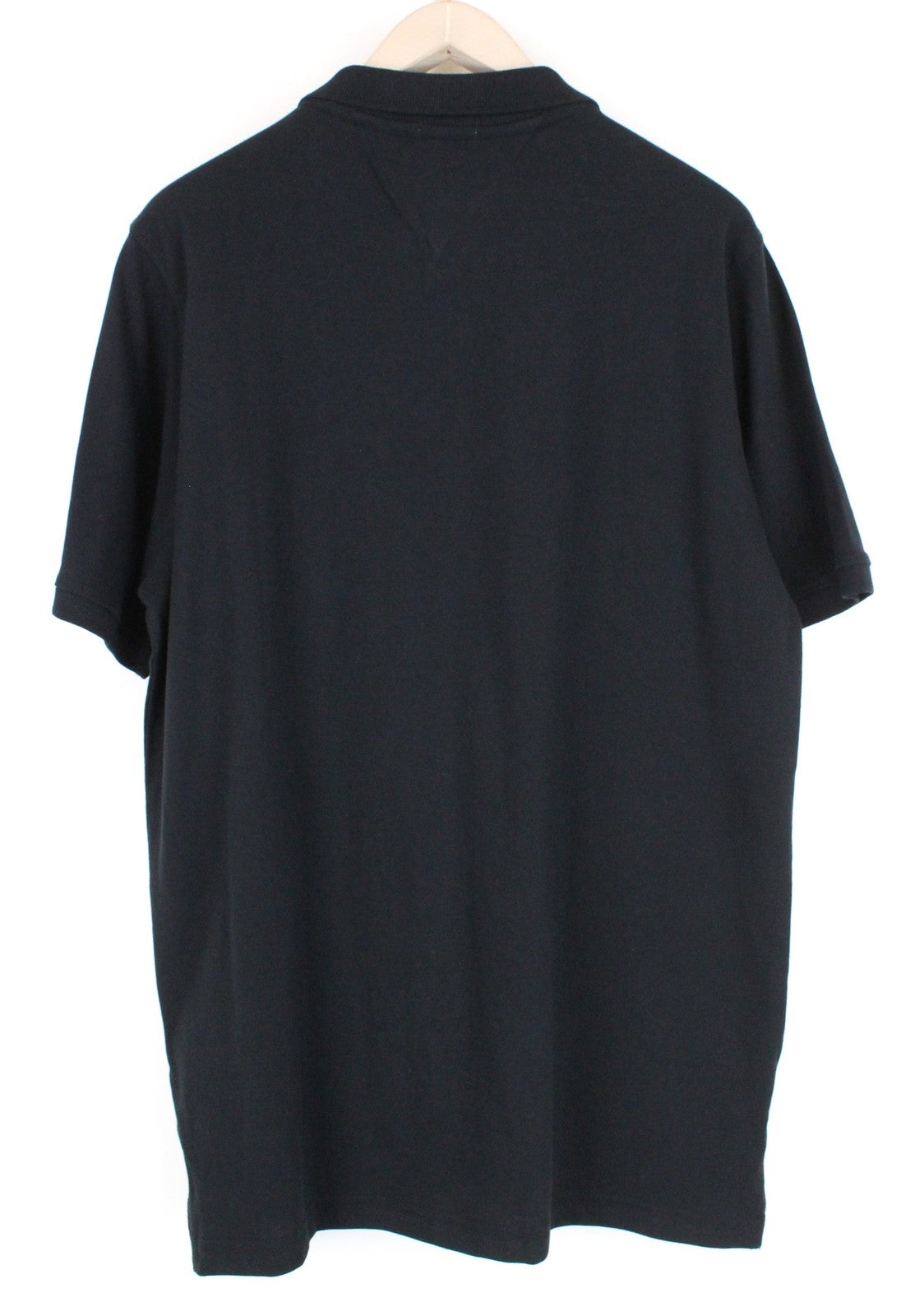 TOMMY HILFIGER džinsiniai 2XL vyriški marškinėliai su juodu apykakle ir siuvinėtu logotipu. 