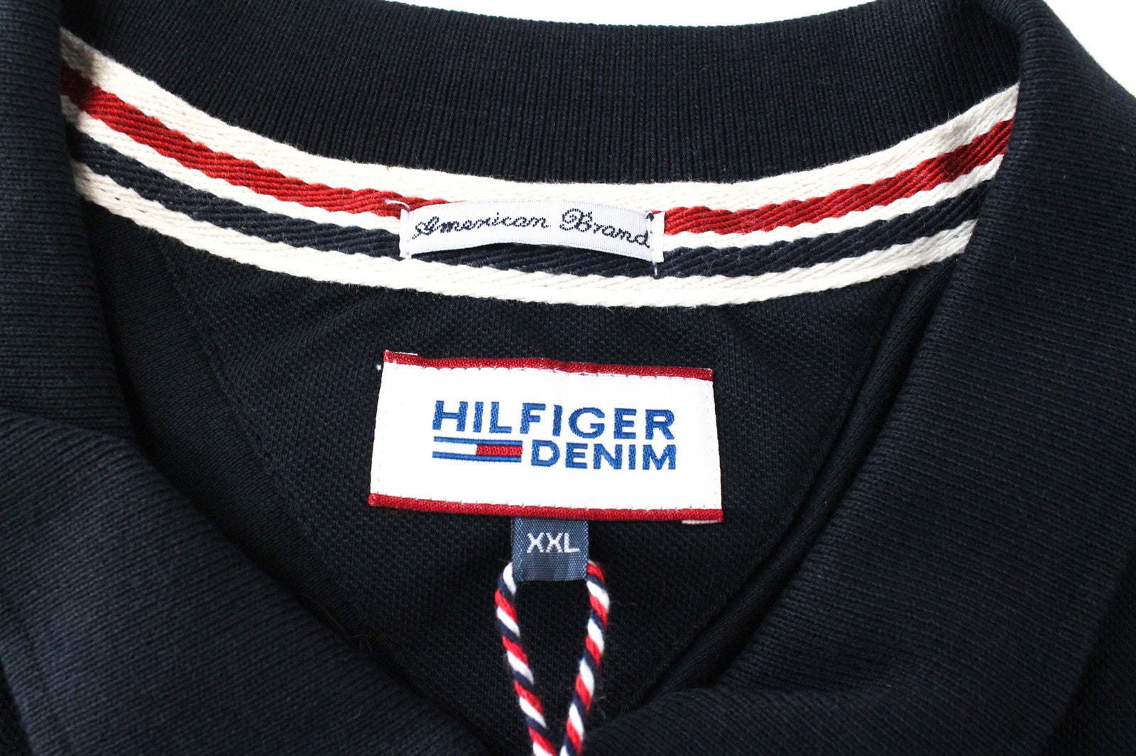 TOMMY HILFIGER džinsiniai 2XL vyriški marškinėliai su juodu apykakle ir siuvinėtu logotipu. 