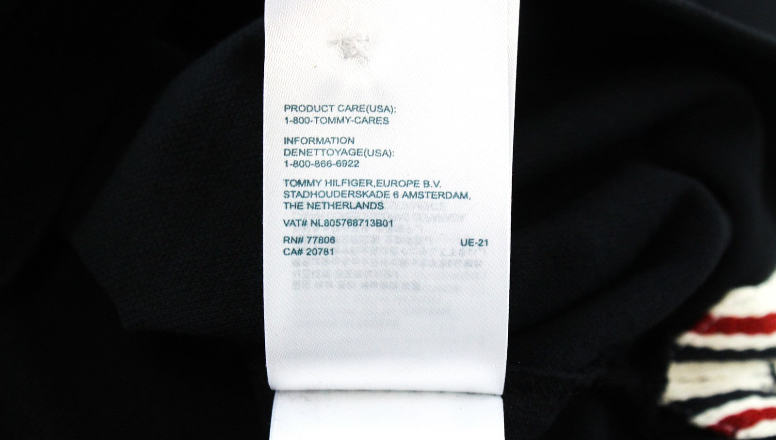 TOMMY HILFIGER džinsiniai 2XL vyriški marškinėliai su juodu apykakle ir siuvinėtu logotipu. 