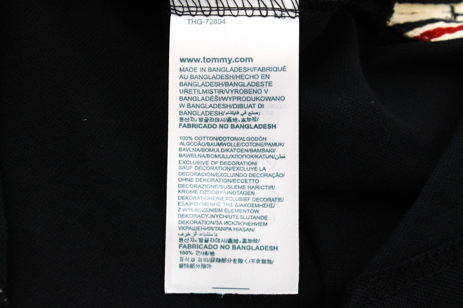 TOMMY HILFIGER džinsiniai 2XL vyriški marškinėliai su juodu apykakle ir siuvinėtu logotipu. 