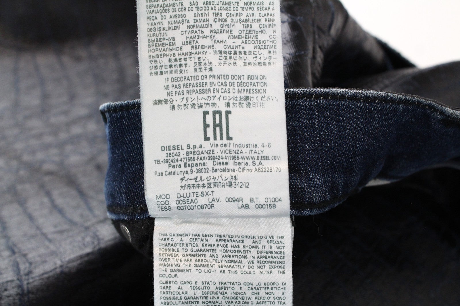 DIESEL D-Luite-SX-T 0094R W29 moteriški džinsai su gyvūnų raštu ir platėjančiomis sportinėmis kelnėmis, dengti gobtuvu. 