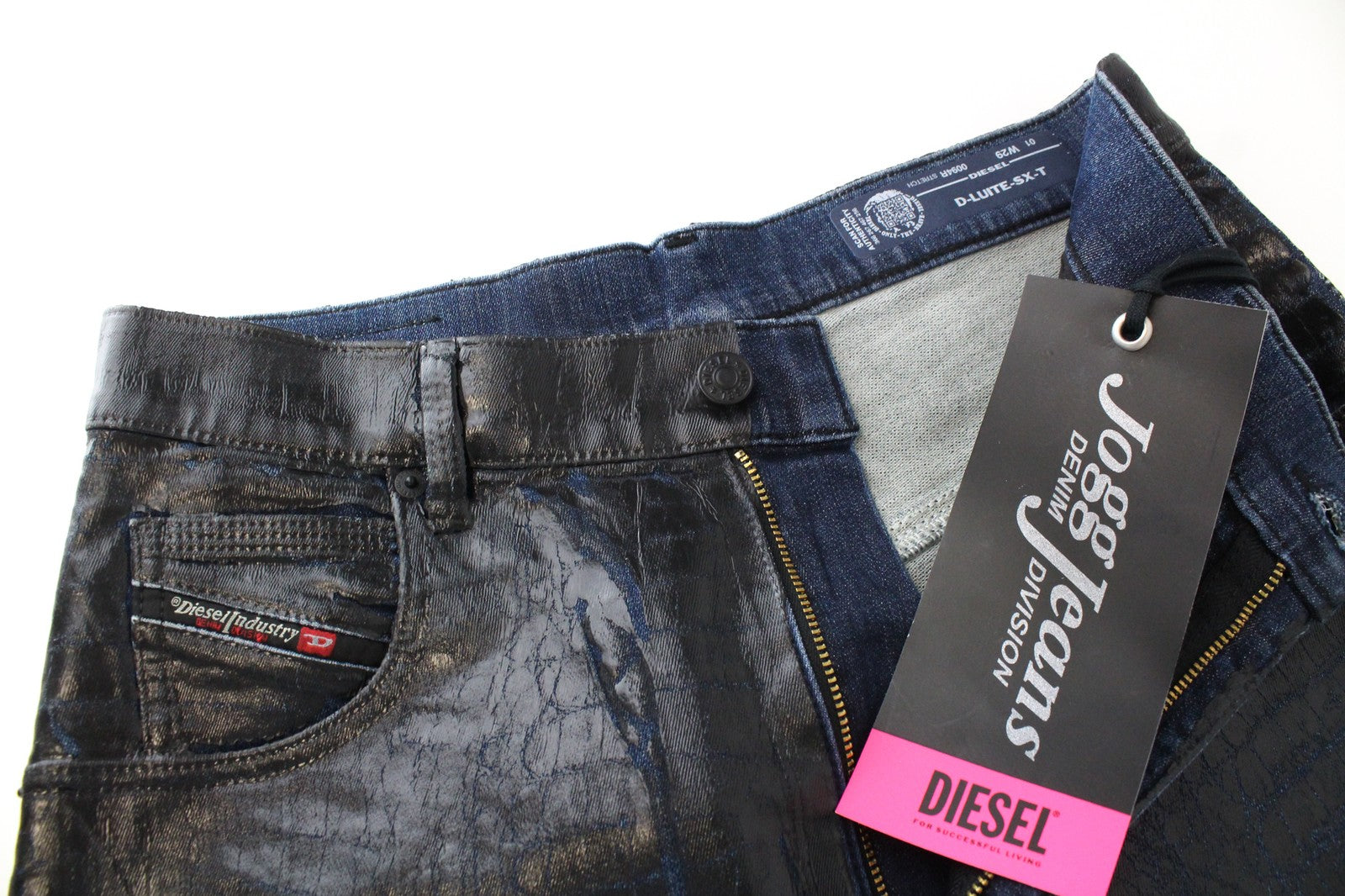 DIESEL D-Luite-SX-T 0094R W29 moteriški džinsai su gyvūnų raštu ir platėjančiomis sportinėmis kelnėmis, dengti gobtuvu. 