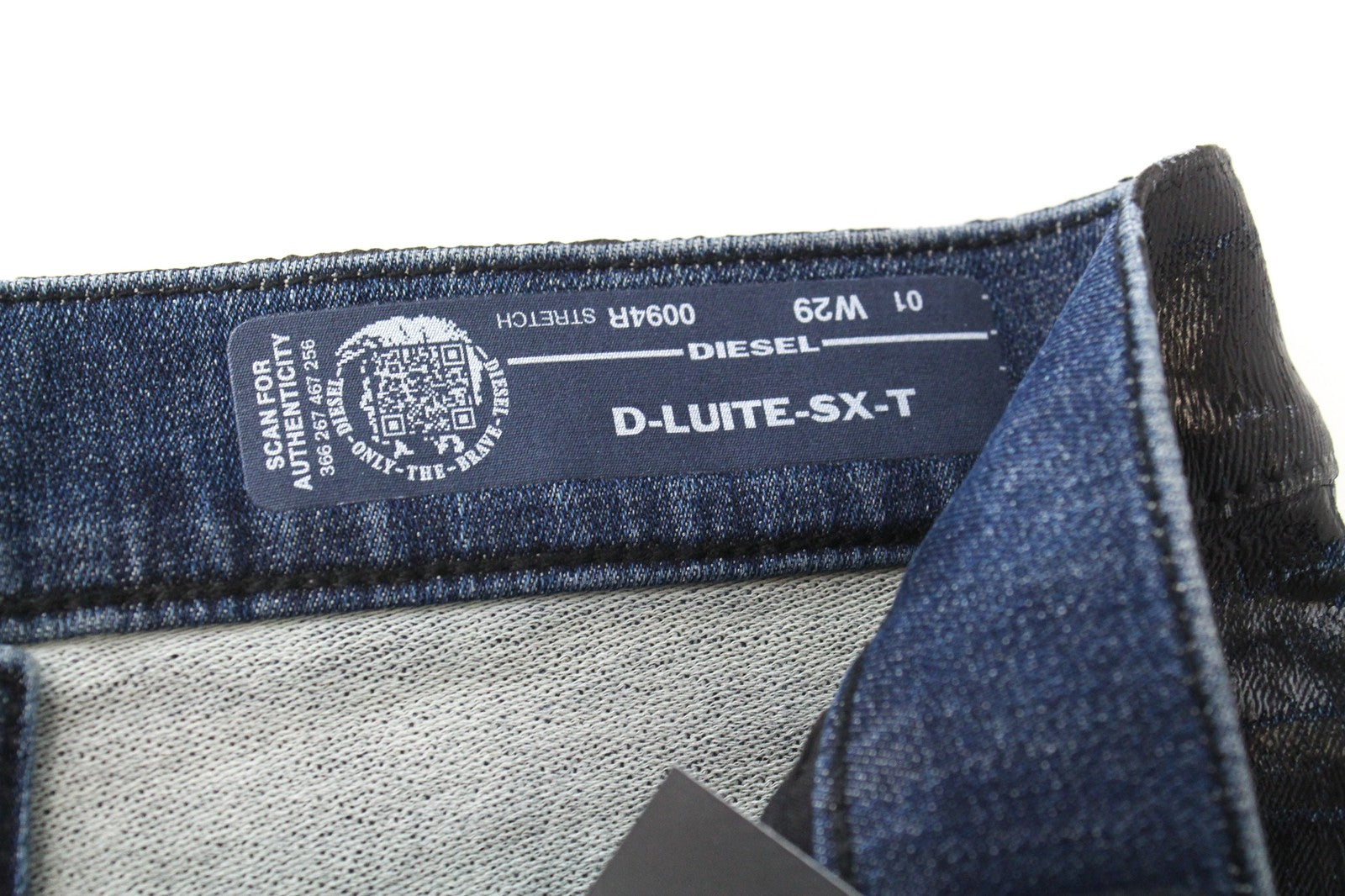 DIESEL D-Luite-SX-T 0094R W29 moteriški džinsai su gyvūnų raštu ir platėjančiomis sportinėmis kelnėmis, dengti gobtuvu. 